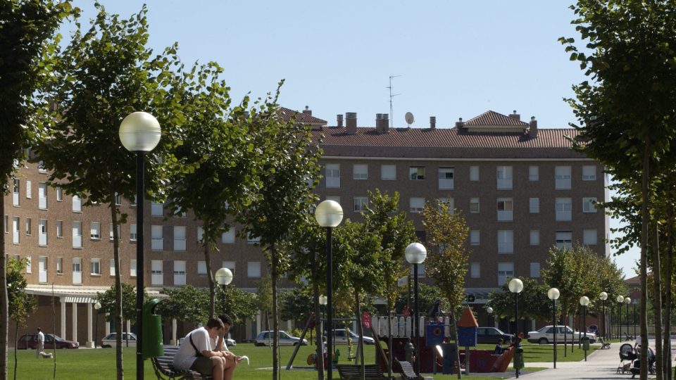 PARQUE Y VIVIENDAS EN MADRE DE DIOS.
